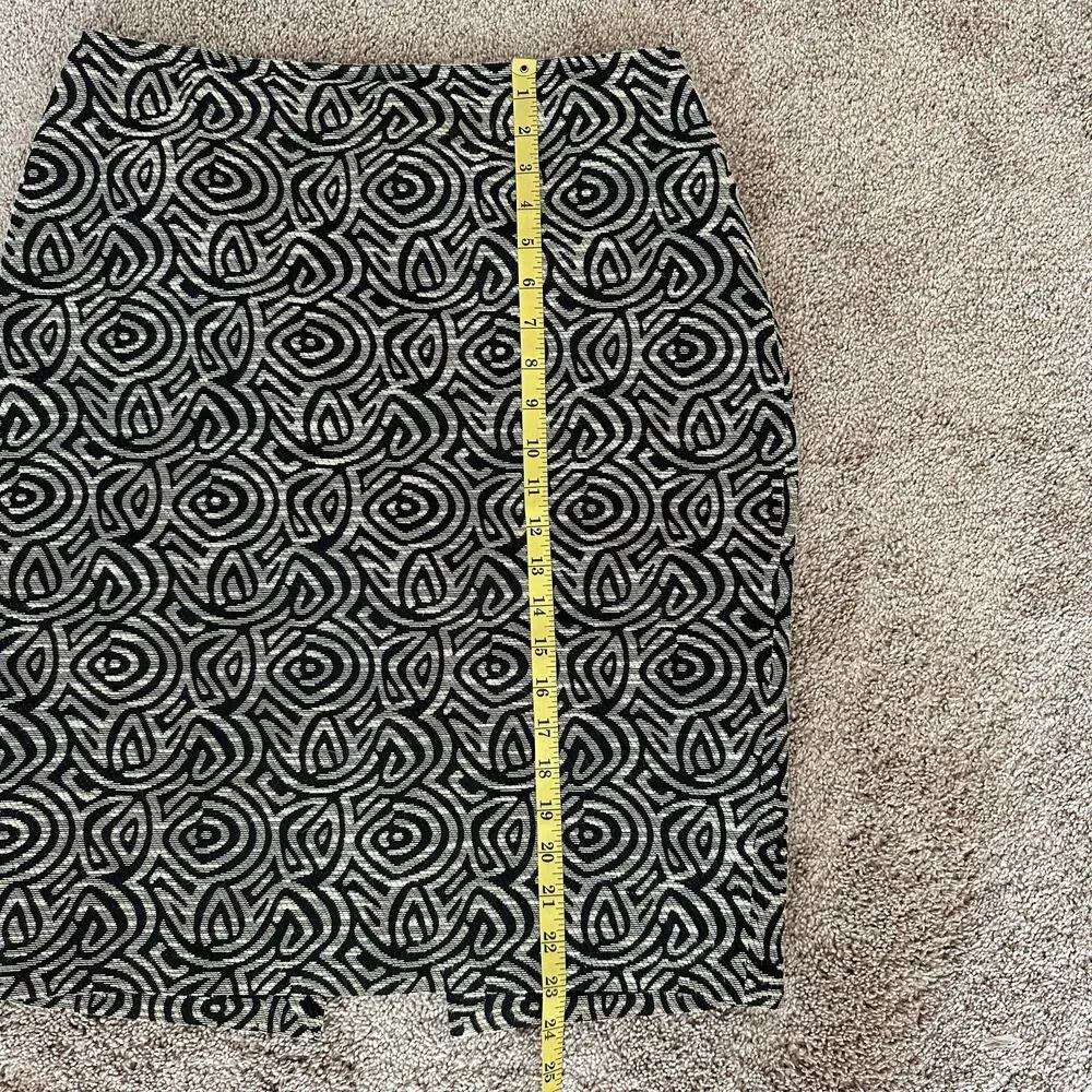St. John Pencil Skirt Jacquard Geometric Black Tan 8 Career Office Quiet Luxury